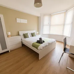 https://modern-and-spacious-house-perfect-for-teams.cambridgehotelsuk.com